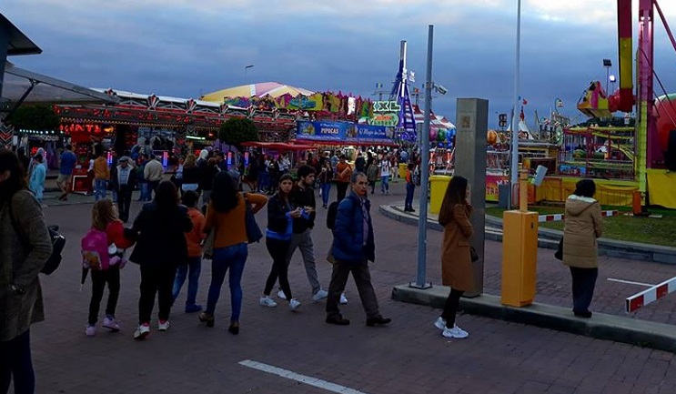 Rapariga Parte Nariz Nos Carrinhos De Choque Do Parque De Diversoes Do Funchal Agora Madeira