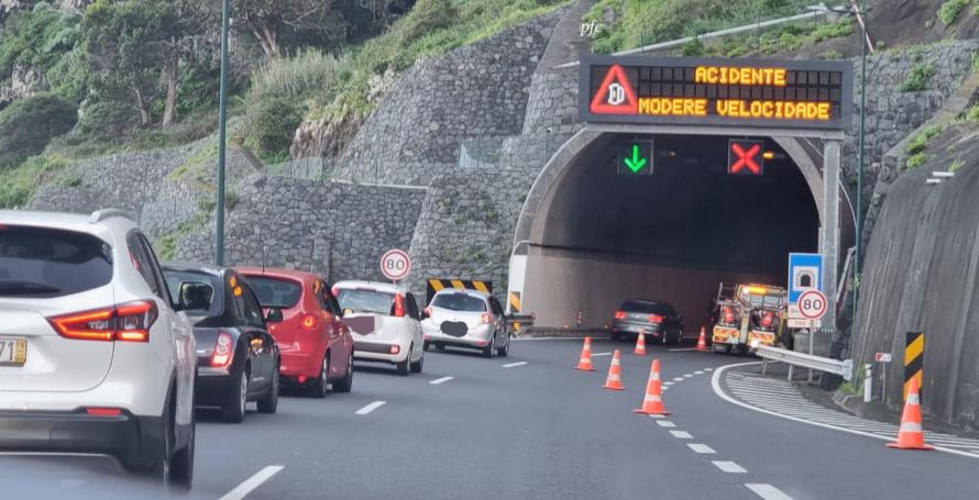 Choque em cadeia entre quatro carros na via rápida