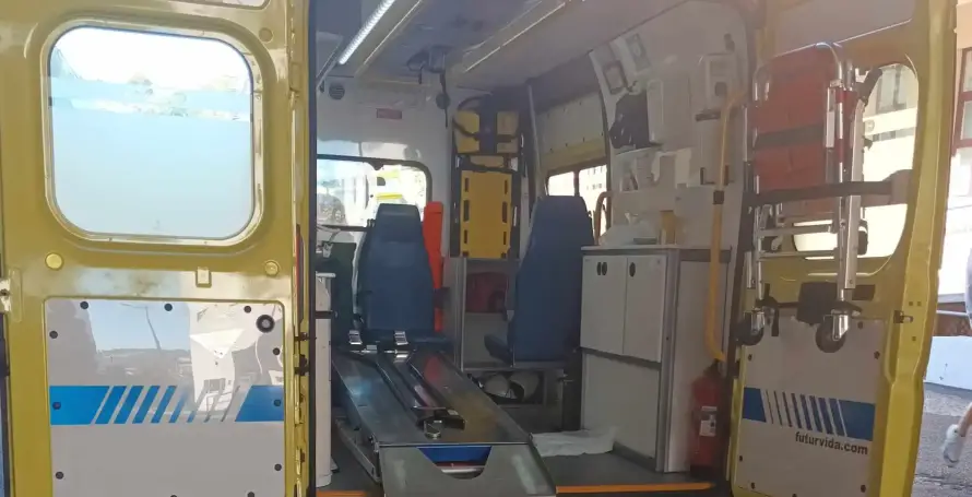 Homem ferido num acidente entre mota e carro