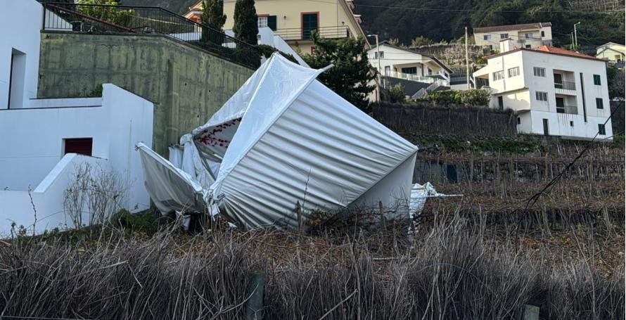 Tenda derrubada e danificada pelo vento há mais de uma semana no Seixal continua por retirar