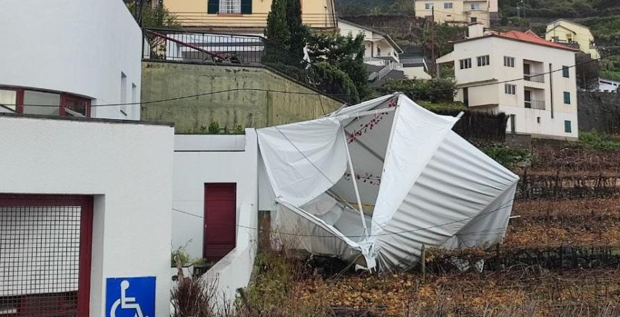 Mau tempo derruba tenda de arraial no Seixal, postes e árvores