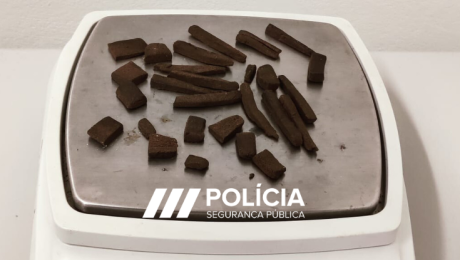 Três jovens apanhados pela polícia na Rua das Fontes com mais de 60 doses de droga