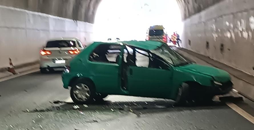 Dois feridos na via rápida num despiste que provoca outro acidente entre dois carros