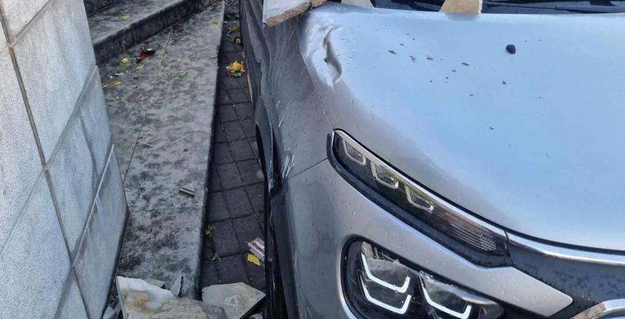 Carro atingido por pedras de revestimento de prédio