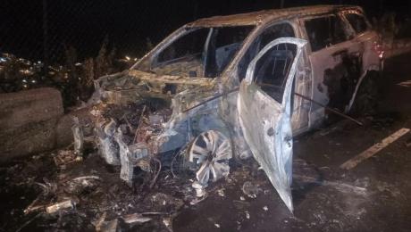 Carro destruído por incêndio