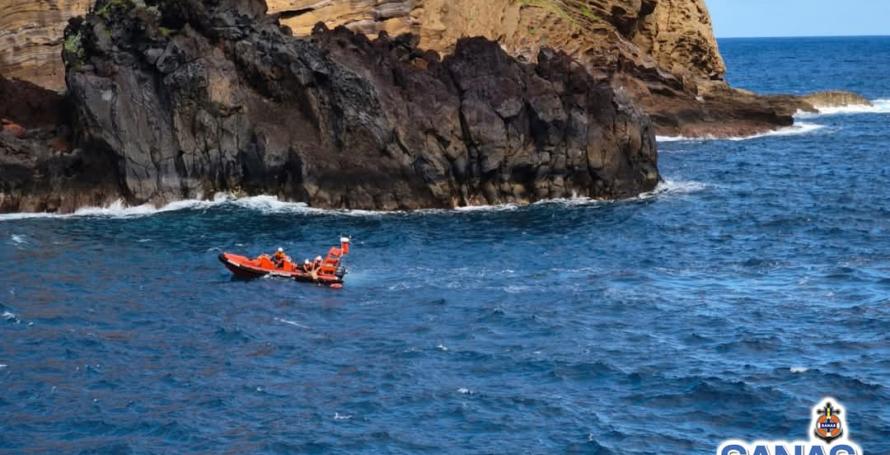 Corpo a boiar no mar