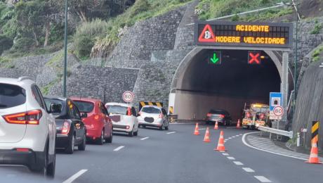 Choque em cadeia entre quatro carros na via rápida