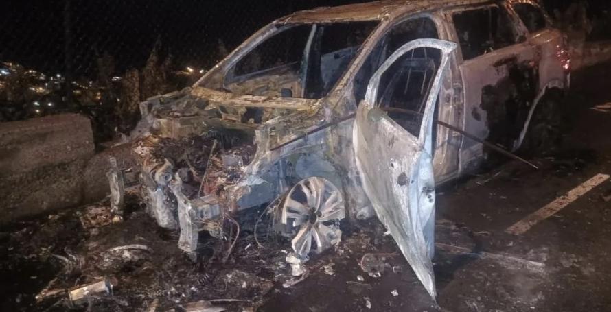 Carro destruído por incêndio