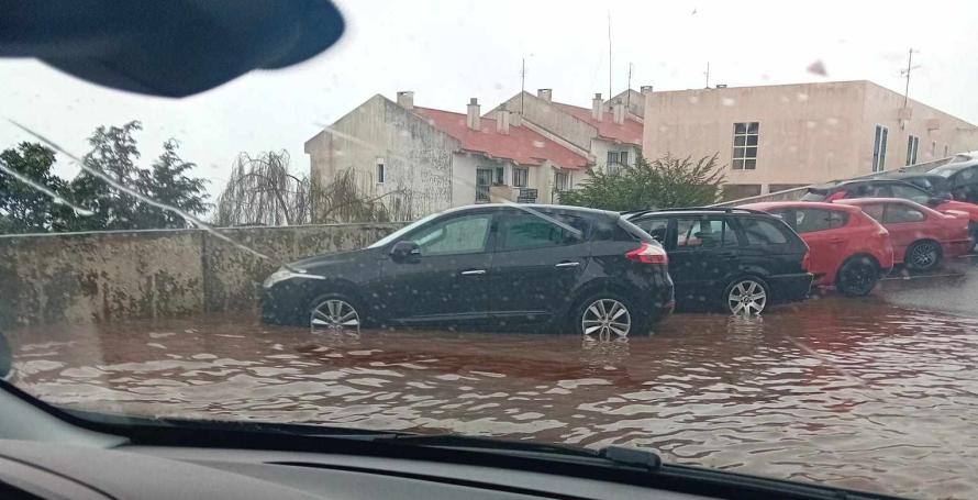 Estrada inundada junto à cadeia (Com vídeo)