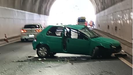 Dois feridos na via rápida num despiste que provoca outro acidente entre dois carros