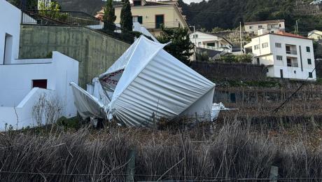 Tenda derrubada e danificada pelo vento há mais de uma semana no Seixal continua por retirar