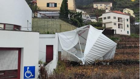 Mau tempo derruba tenda de arraial no Seixal, postes e árvores