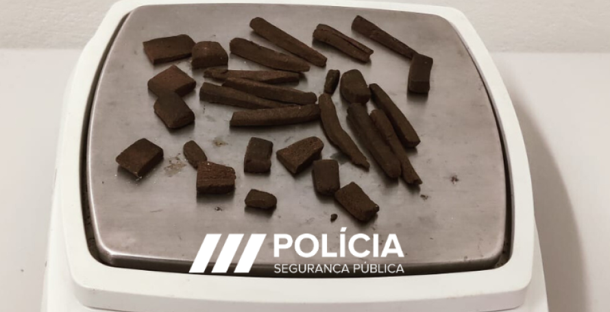 Três jovens apanhados pela polícia na Rua das Fontes com mais de 60 doses de droga