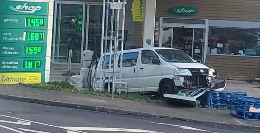 Carrinha derruba botijas de gás em bomba de gasolina