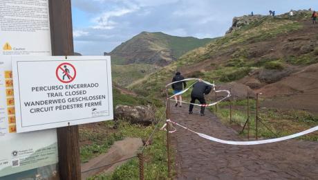 Turistas ignoram fecho de vereda e decidem fazer na mesma o percurso