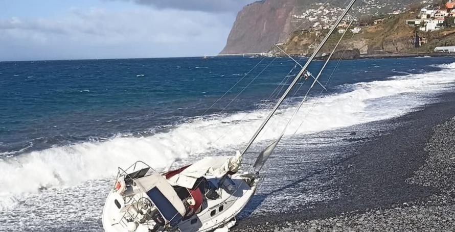 Veleiro encalha na Praia Formosa