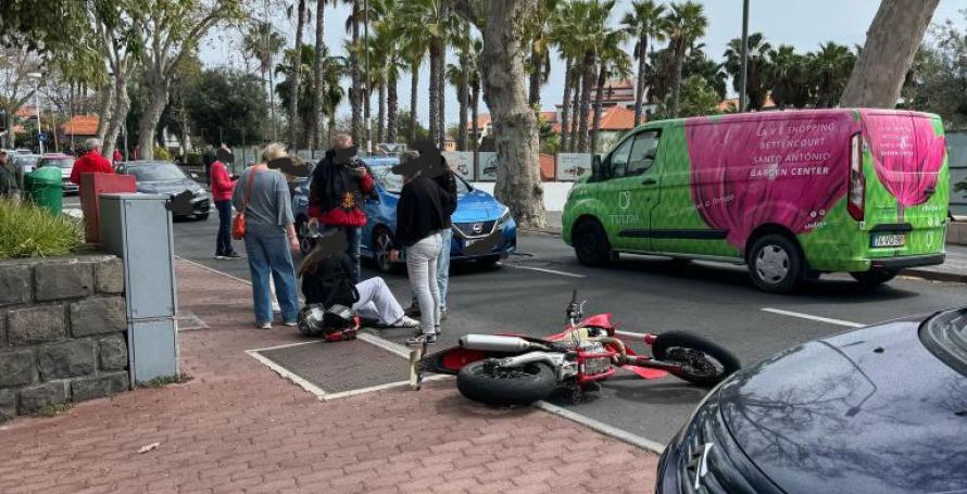 Jovem casal projetado após condutora virar de repente o carro e atingir mota