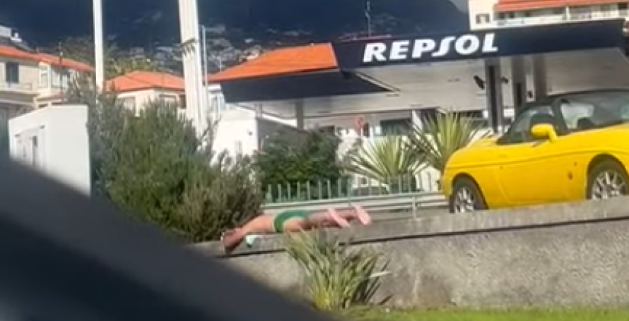 Homem faz praia numa bomba de gasolina no Funchal