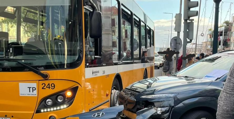 Carro choca num autocarro e uma rapariga fica ferida