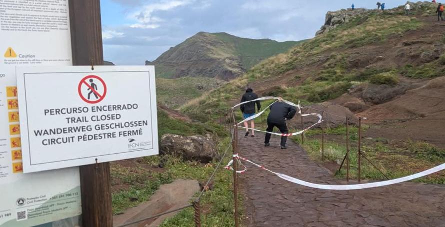 Turistas ignoram fecho de vereda e decidem fazer na mesma o percurso