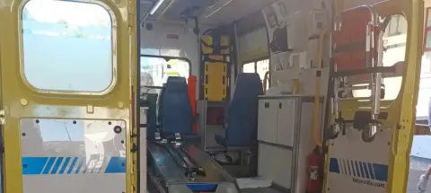 Homem ferido num acidente entre mota e carro