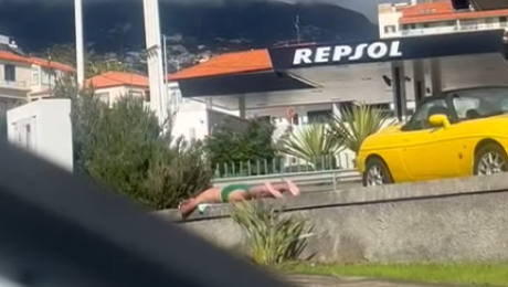 Homem faz praia numa bomba de gasolina no Funchal