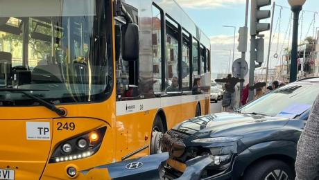 Carro choca num autocarro e uma rapariga fica ferida