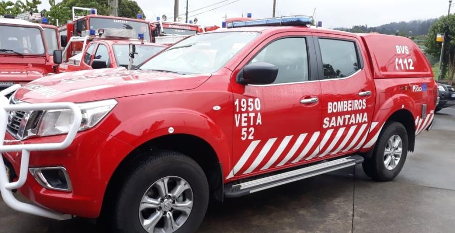 Carro fica retido no gelo na Achada do Teixeira